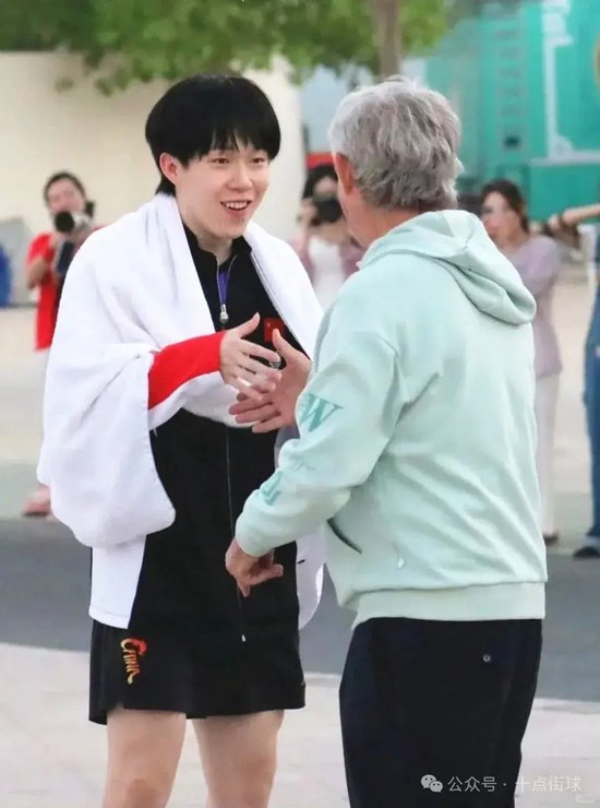 王楚钦多哈偶遇米卢,81岁功勋教练竖拇指点赞