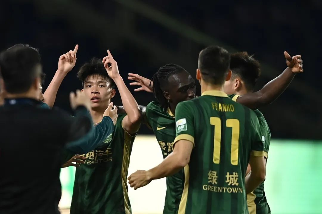 王钰栋30米世界波+弗兰克点射，浙江2-1青岛走出阴霾
