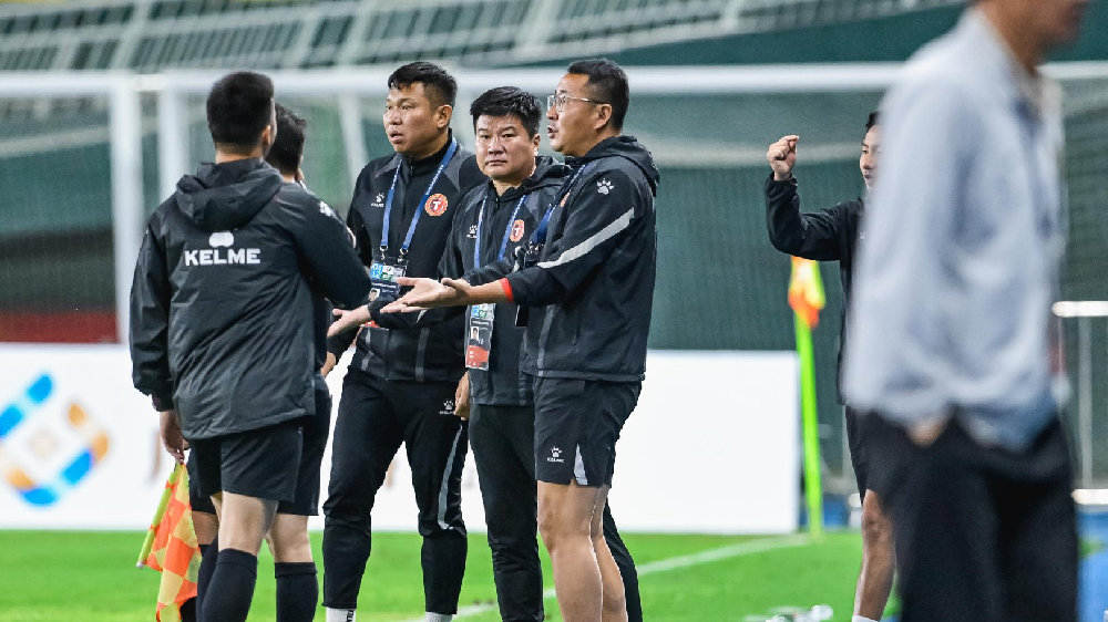 姆本扎双响破三中卫体系 辽宁铁人客场2-0擒广州豹 黎兵李金羽赛后互致敬意