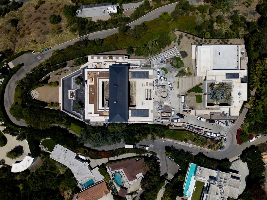 詹姆斯比弗利山庄豪宅进入收尾 两座独立建筑总面积超7700平方英尺