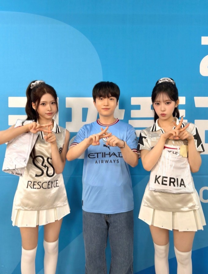Keria晒曼城球衣获福登签名 跨界为蓝月亮应援 Keria晒曼城球衣获福登签名 跨界为蓝月亮应援