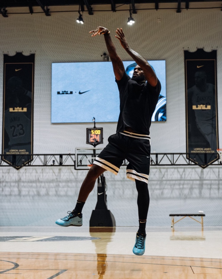 詹姆斯晒LeBron 24训练照 确认第24代正代战靴已在路上