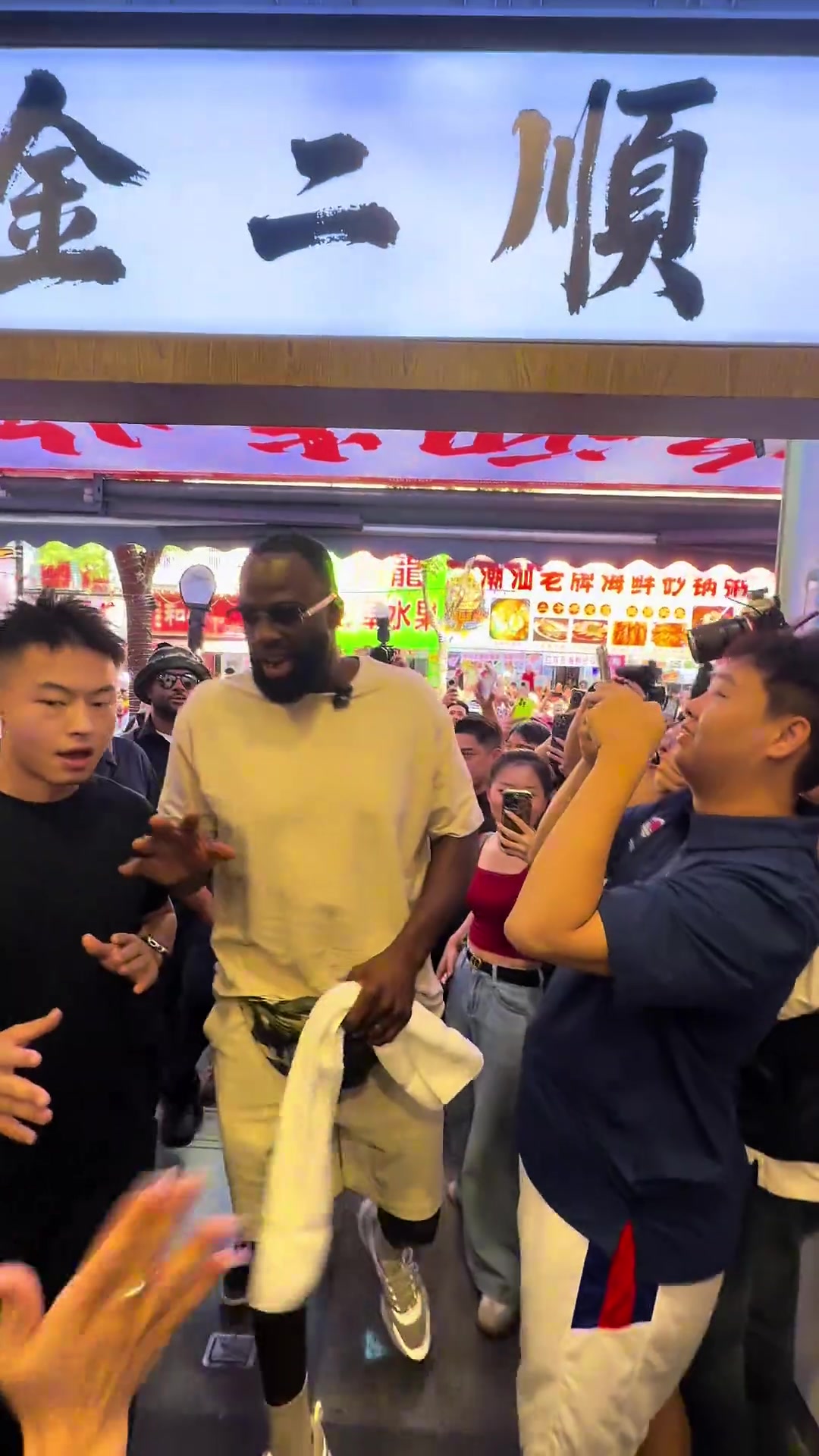 追梦潮汕行拿砂煲大肉丸打乒乓球，复刻《食神》经典场面